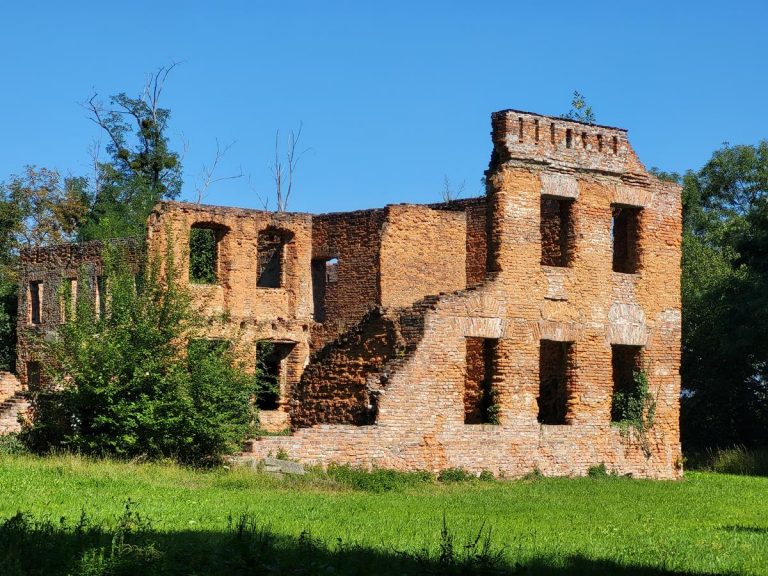Pałac rodziny von Eichendorff w Łubowicach obok Raciborza - ruiny pałacu - Vlog podróżniczy steina