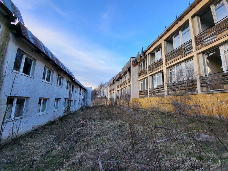 opuszczony hotel leśnik w jarnotówku - urbex Vlog podróżniczy steina (1)