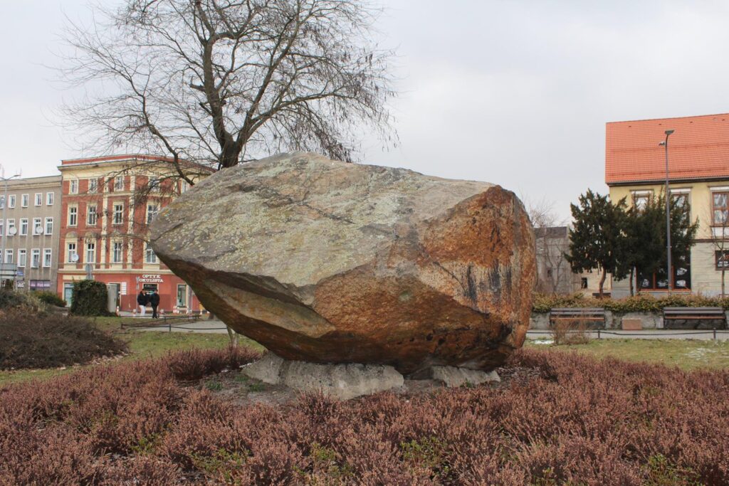 Głaz narzutowy na placu Wolności i zabytkowa armata w Raciborzu - Vlog Steina