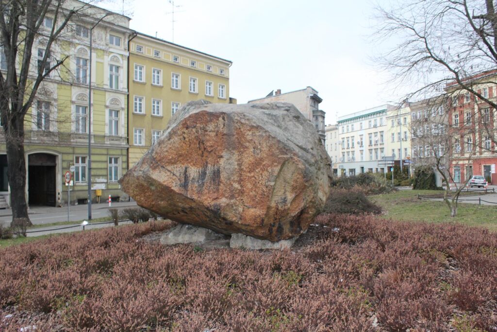Głaz narzutowy na placu Wolności i zabytkowa armata w Raciborzu - Vlog Steina