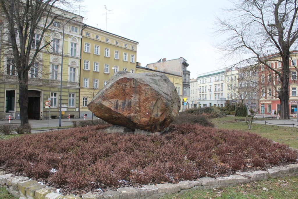 Głaz narzutowy na placu Wolności i zabytkowa armata w Raciborzu - Vlog Steina