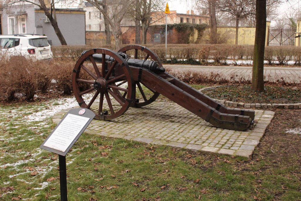 Głaz narzutowy na placu Wolności i zabytkowa armata w Raciborzu - Vlog Steina