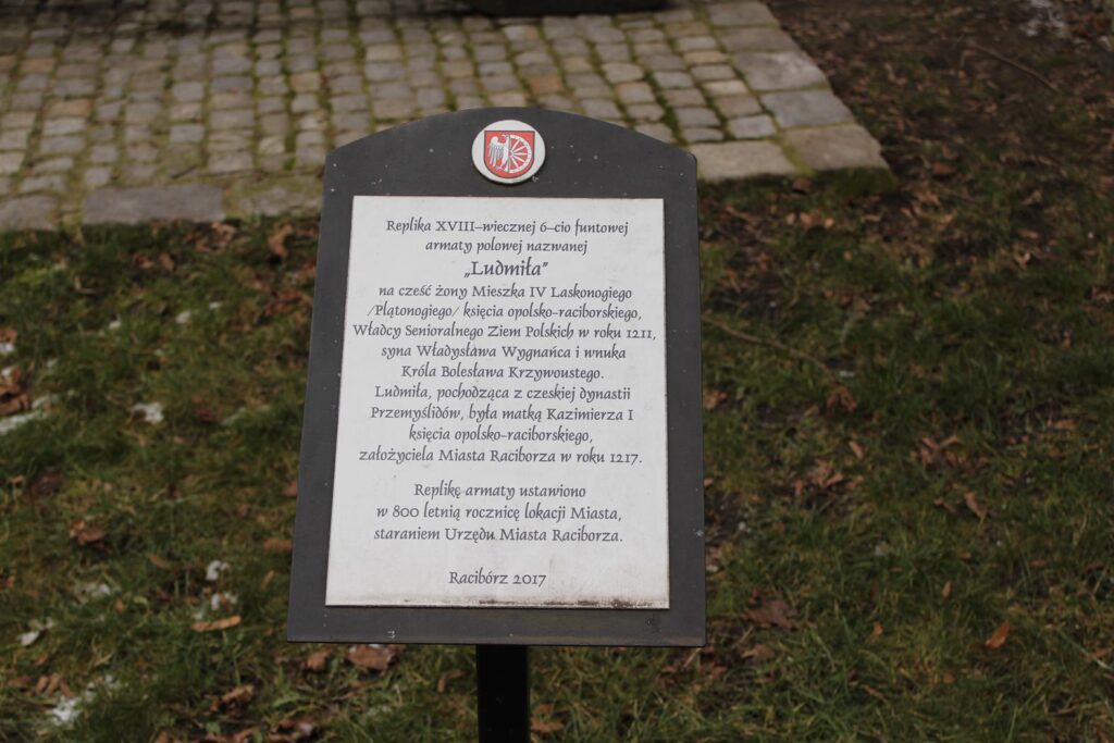 Głaz narzutowy na placu Wolności i zabytkowa armata w Raciborzu - Vlog Steina