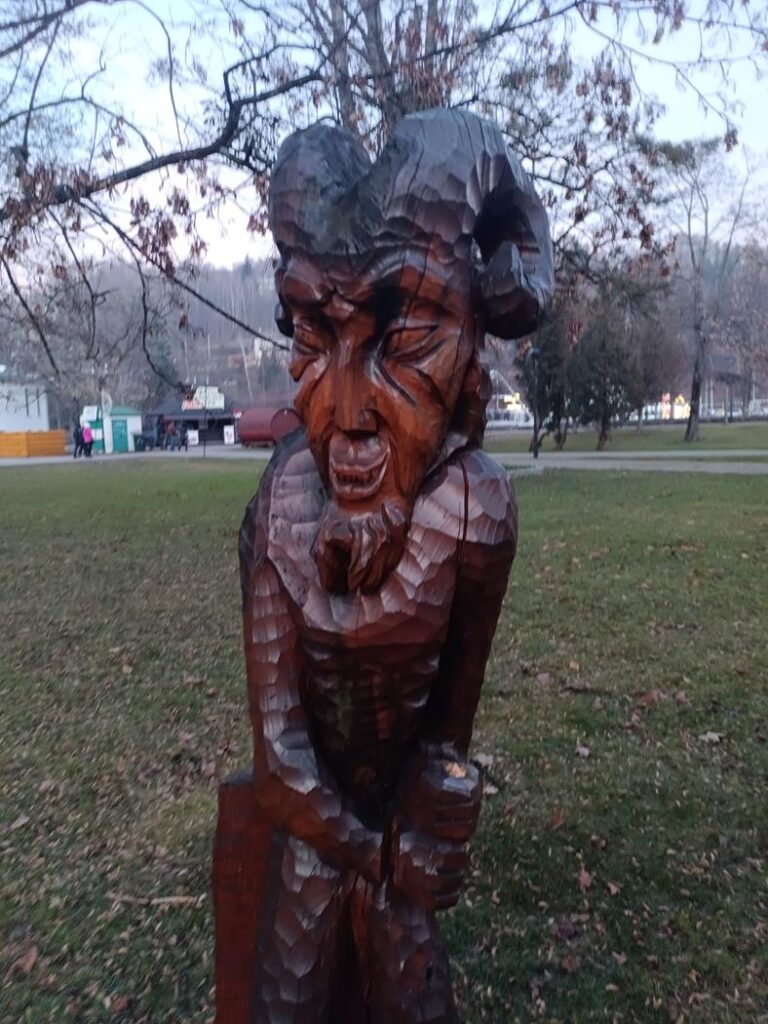 drewniane rzeźby postaci z bajek w Wiśle - atrakcje wisły / Vlog Steina