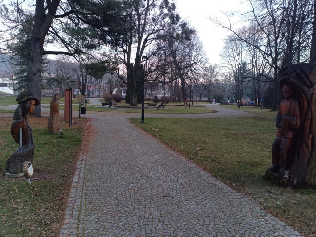 drewniane rzeźby postaci z bajek w Wiśle - atrakcje wisły / Vlog Steina