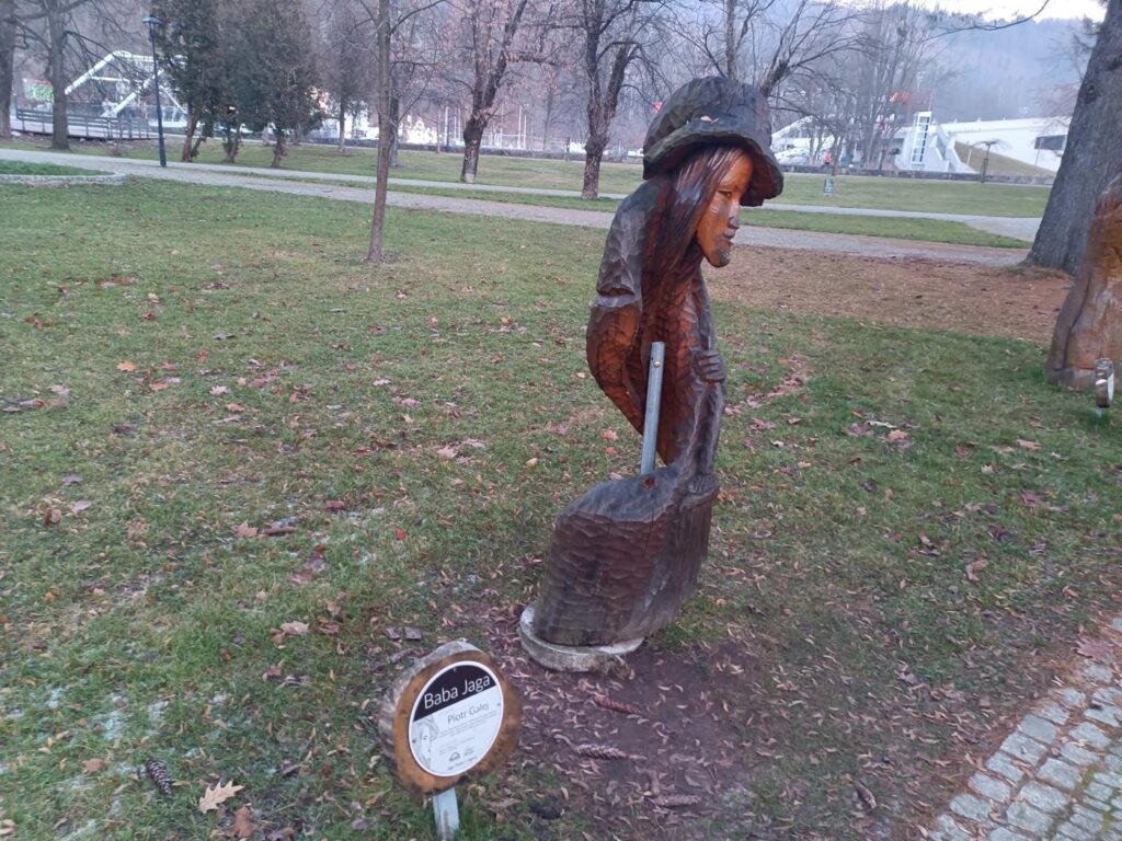 drewniane rzeźby postaci z bajek w Wiśle - atrakcje wisły / Vlog Steina