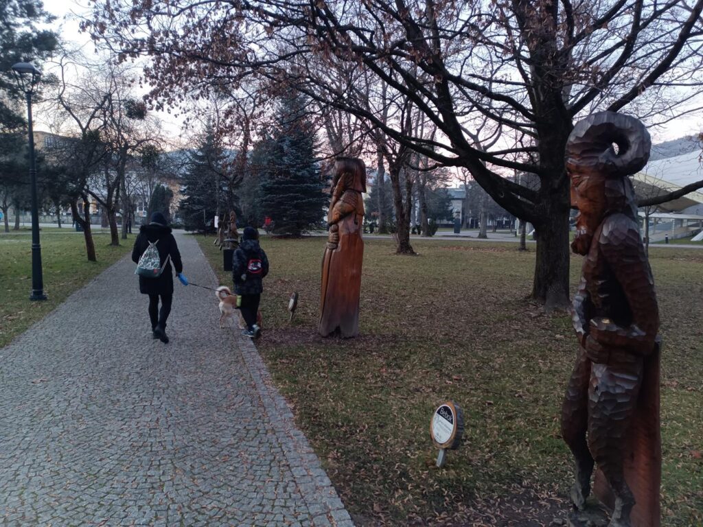 drewniane rzeźby postaci z bajek w Wiśle - atrakcje wisły / Vlog Steina