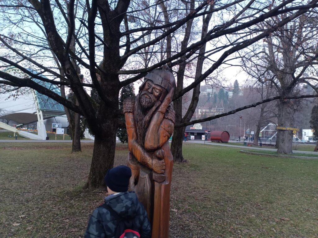 drewniane rzeźby postaci z bajek w Wiśle - atrakcje wisły / Vlog Steina