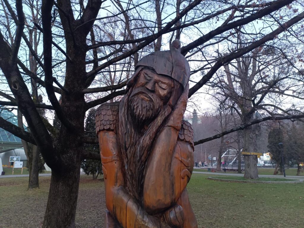 drewniane rzeźby postaci z bajek w Wiśle - atrakcje wisły / Vlog Steina