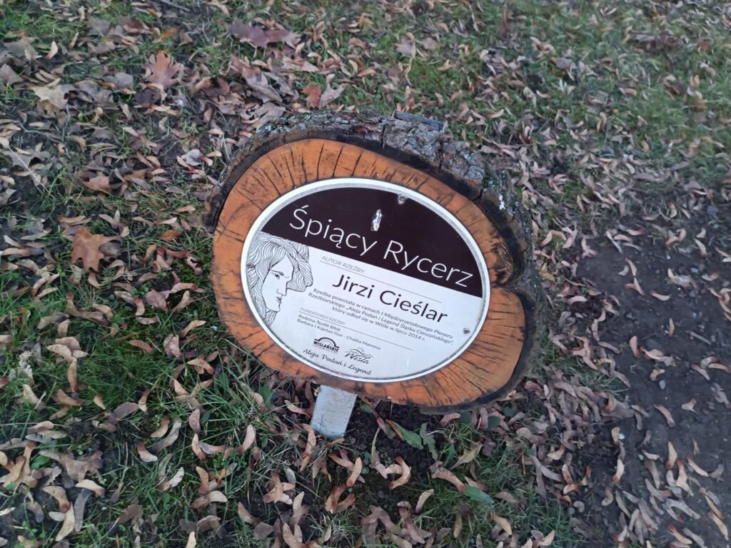 drewniane rzeźby postaci z bajek w Wiśle - atrakcje wisły / Vlog Steina