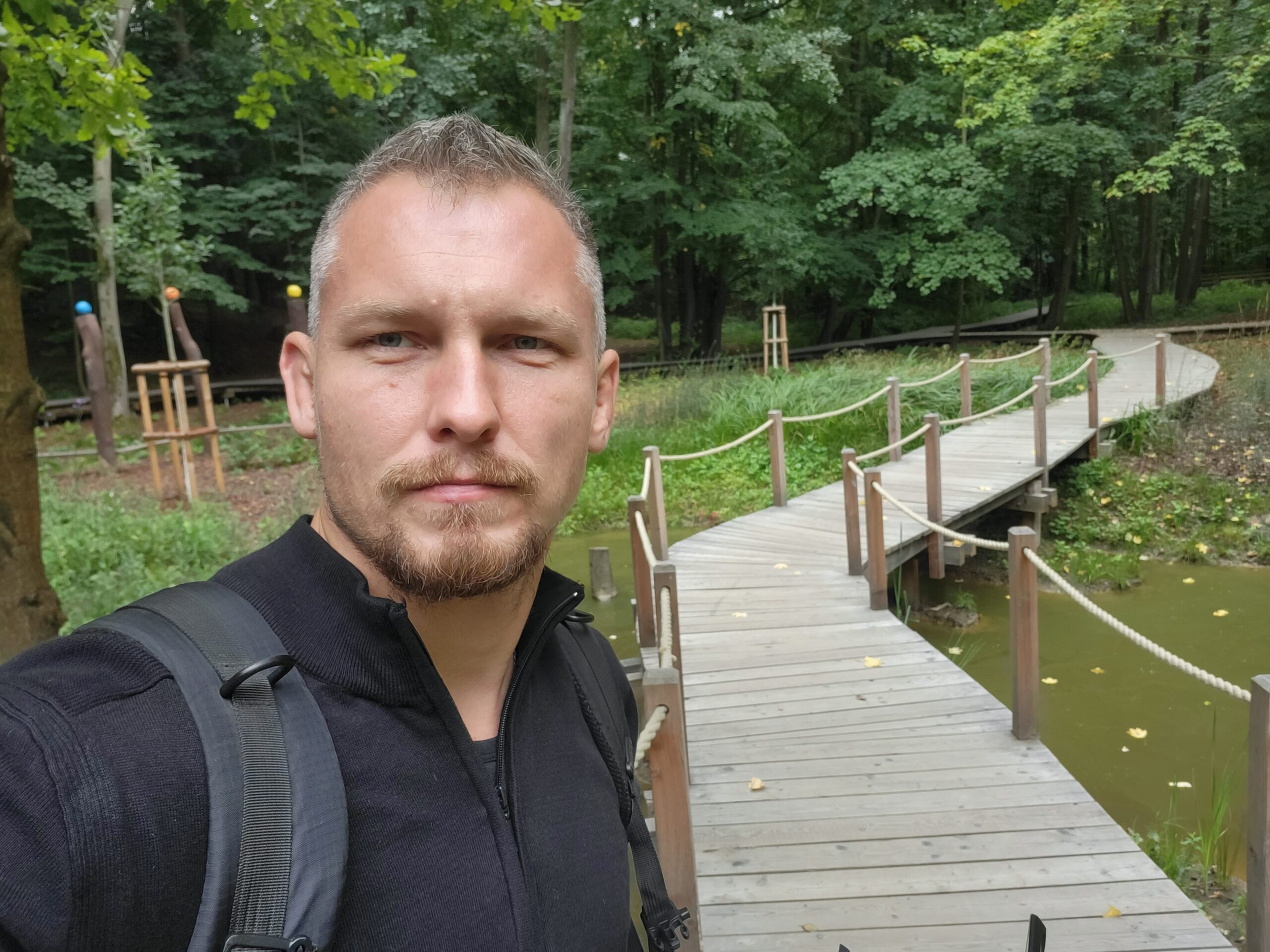 Ostrawa - ścieżka wody - szlak w parku z drewnianymi kładkami