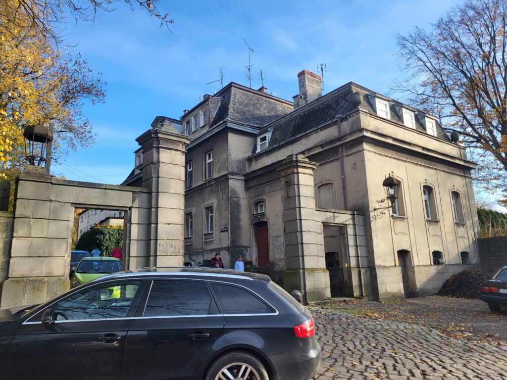 Zabytkowy pałac w Krowiarkach - Vlog podróżniczy Steina