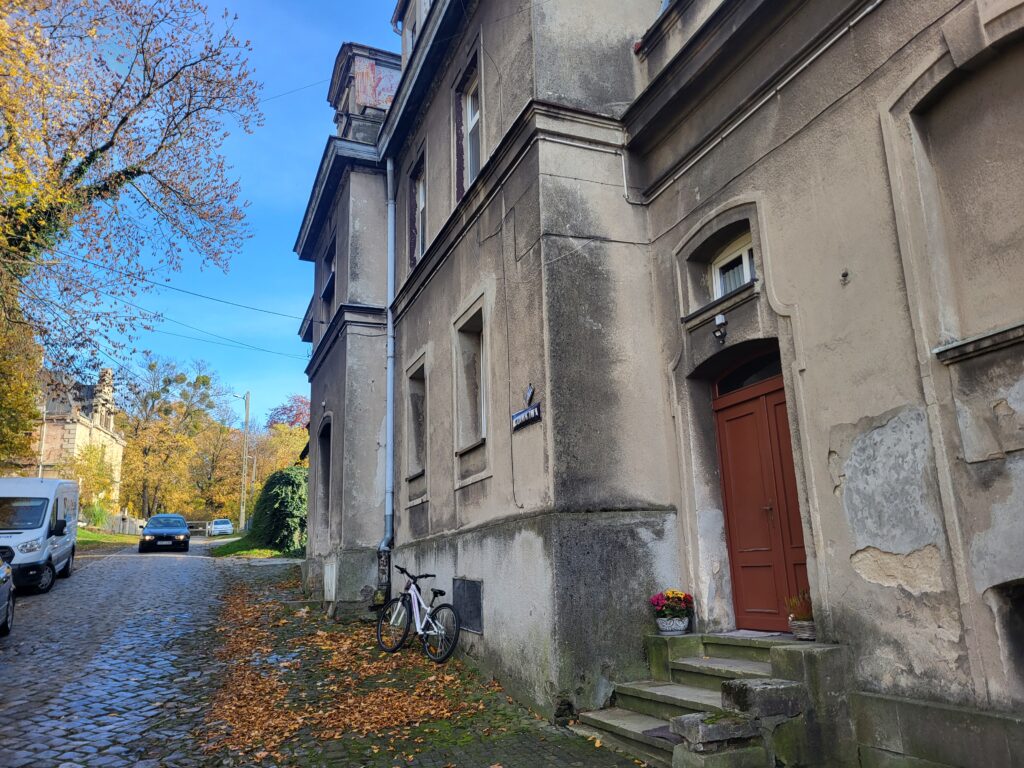 Zabytkowy pałac w Krowiarkach - Vlog podróżniczy Steina