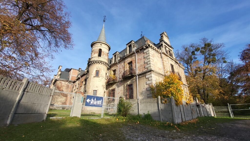 Zabytkowy pałac w Krowiarkach - Vlog podróżniczy Steina