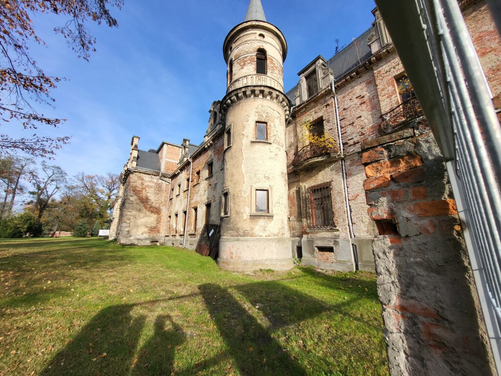 Zabytkowy pałac w Krowiarkach - Vlog podróżniczy Steina