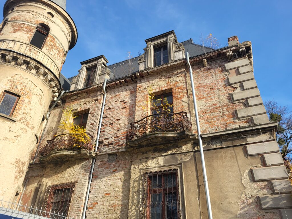 Zabytkowy pałac w Krowiarkach - Vlog podróżniczy Steina