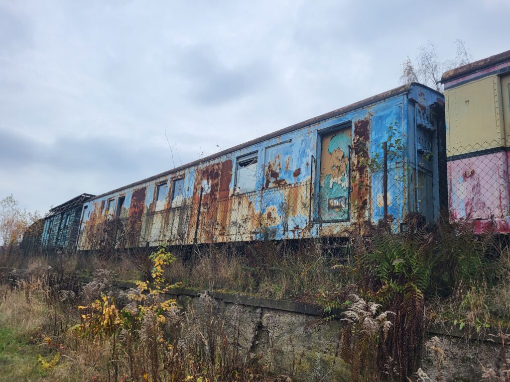 skansen taboru kolejowego w Pyskowicach - Cmentarzysko pociągów Pyskowice - Vlog steina