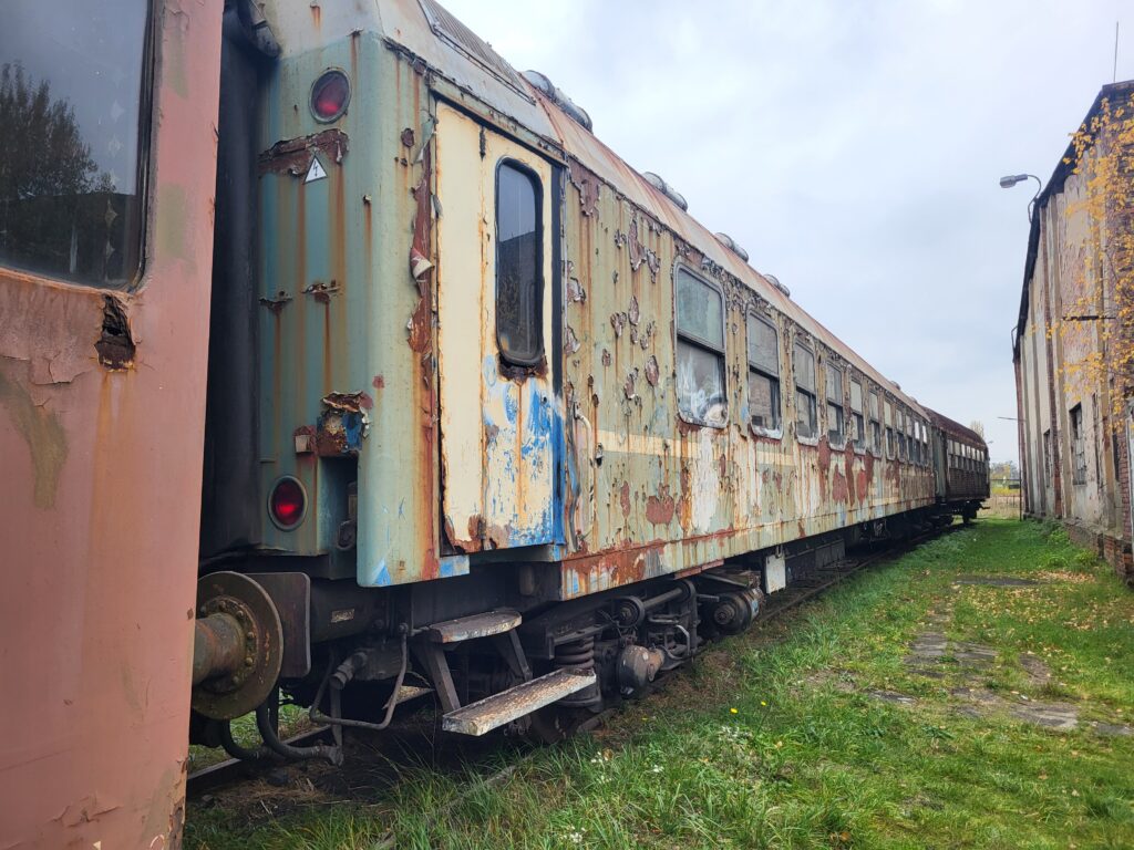 skansen taboru kolejowego w Pyskowicach - Cmentarzysko pociągów Pyskowice - Vlog steina