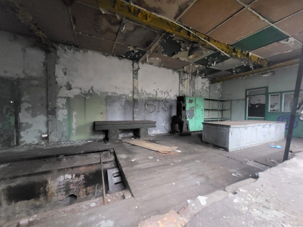 Opuszczone budynki i schron przeciwlotniczy z II Wojny światowej w Skansenie Kolejowym w Pyskowicach