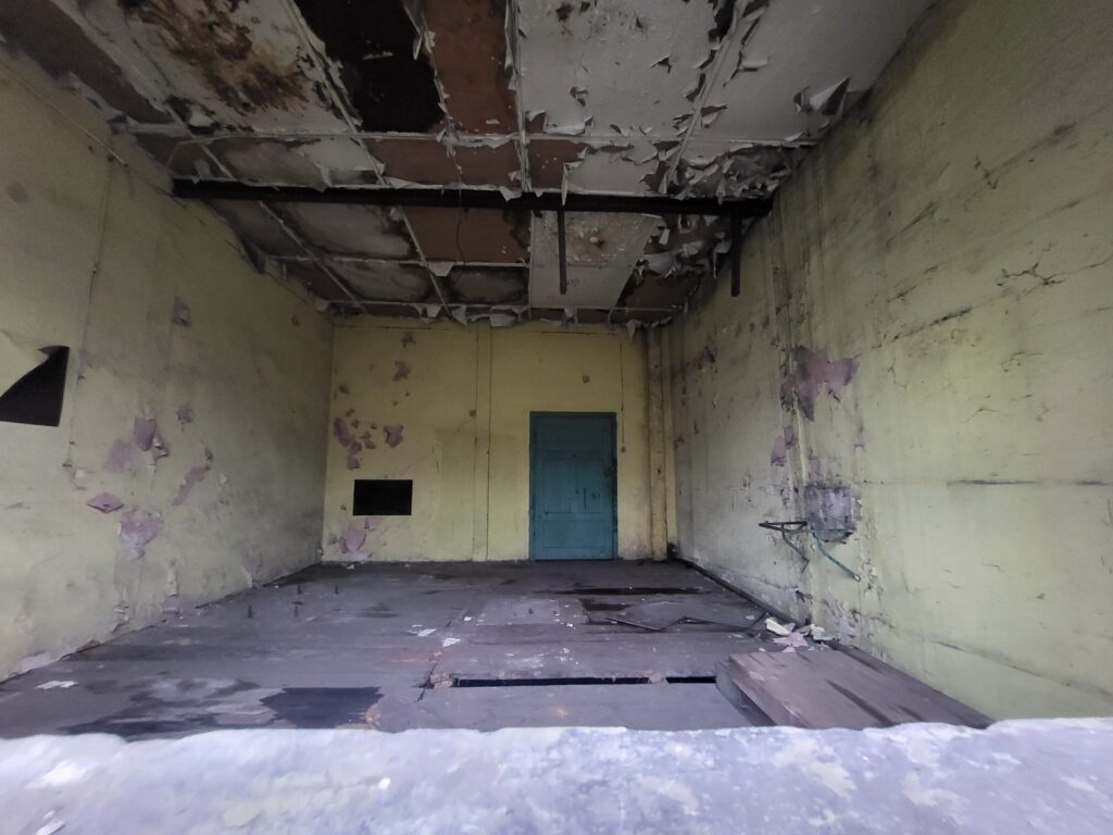 Opuszczone budynki i schron przeciwlotniczy z II Wojny światowej w Skansenie Kolejowym w Pyskowicach