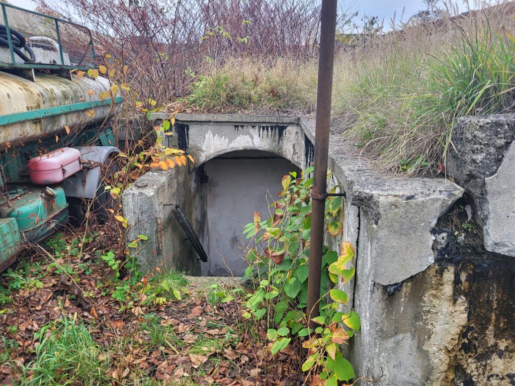 Opuszczone budynki i schron przeciwlotniczy z II Wojny światowej w Skansenie Kolejowym w Pyskowicach