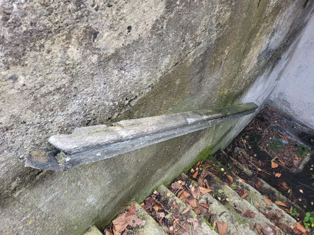 Opuszczone budynki i schron przeciwlotniczy z II Wojny światowej w Skansenie Kolejowym w Pyskowicach