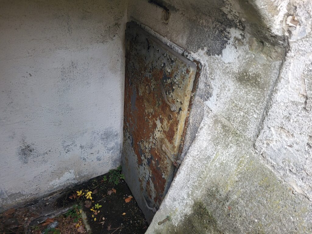 Opuszczone budynki i schron przeciwlotniczy z II Wojny światowej w Skansenie Kolejowym w Pyskowicach