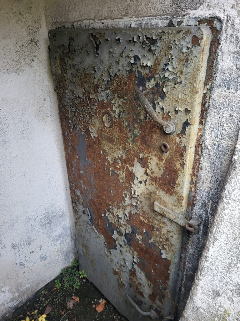 Opuszczone budynki i schron przeciwlotniczy z II Wojny światowej w Skansenie Kolejowym w Pyskowicach