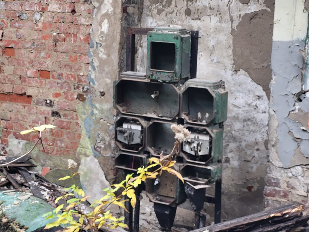 Opuszczone budynki i schron przeciwlotniczy z II Wojny światowej w Skansenie Kolejowym w Pyskowicach