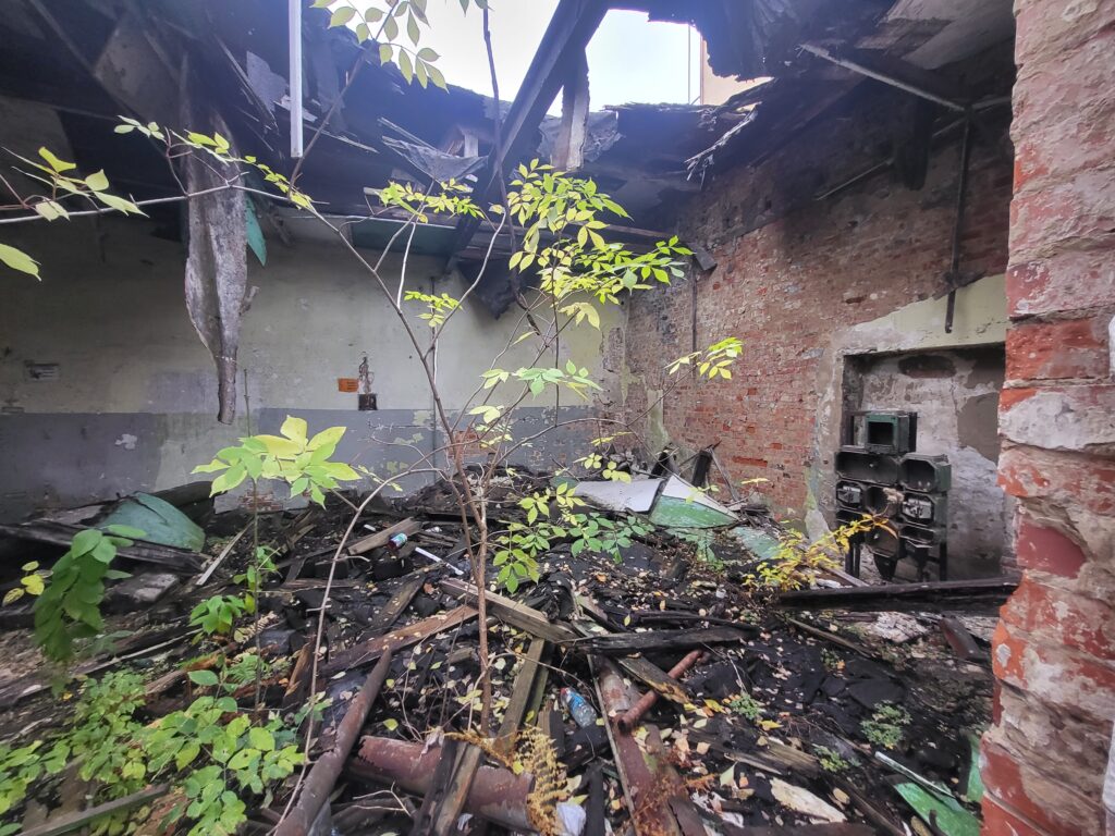 Opuszczone budynki i schron przeciwlotniczy z II Wojny światowej w Skansenie Kolejowym w Pyskowicach