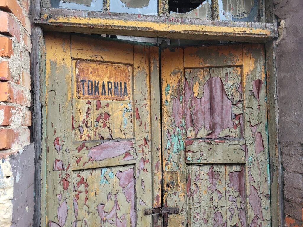 Opuszczone budynki i schron przeciwlotniczy z II Wojny światowej w Skansenie Kolejowym w Pyskowicach