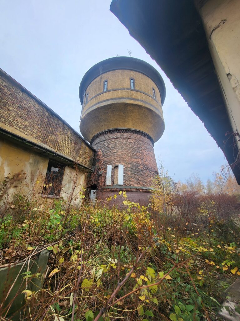 Opuszczone budynki i schron przeciwlotniczy z II Wojny światowej w Skansenie Kolejowym w Pyskowicach
