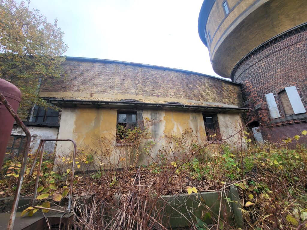Opuszczone budynki i schron przeciwlotniczy z II Wojny światowej w Skansenie Kolejowym w Pyskowicach