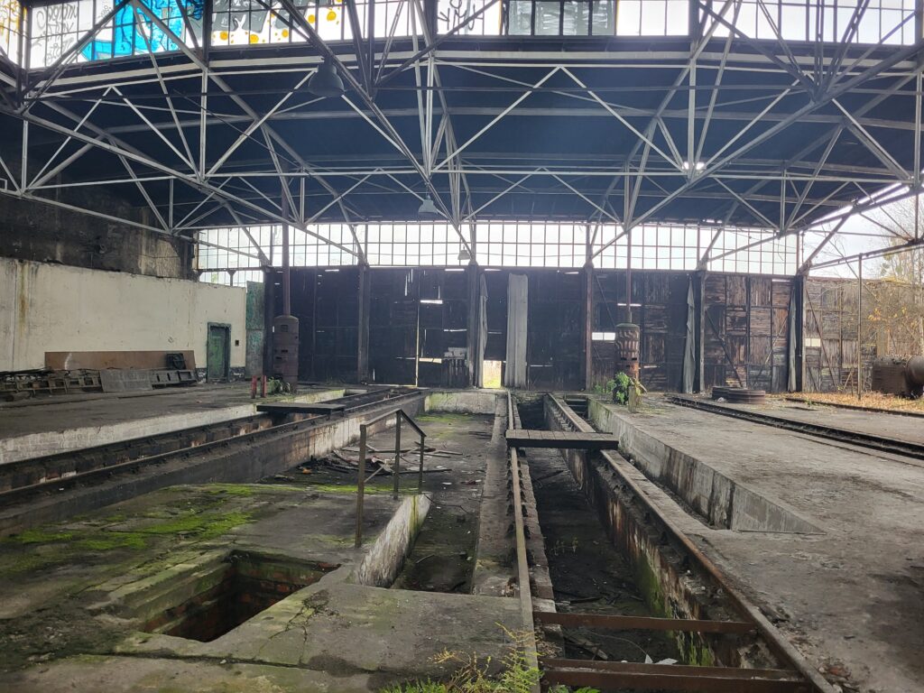 Opuszczone budynki i schron przeciwlotniczy z II Wojny światowej w Skansenie Kolejowym w Pyskowicach