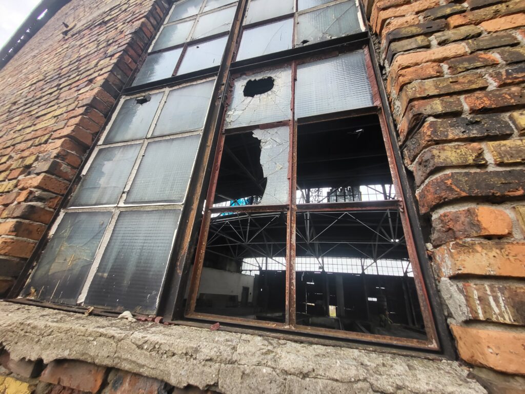 Opuszczone budynki i schron przeciwlotniczy z II Wojny światowej w Skansenie Kolejowym w Pyskowicach