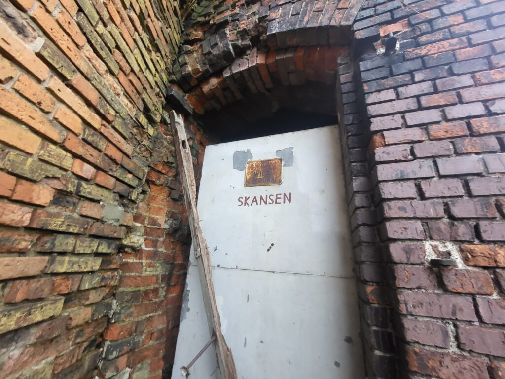 Opuszczone budynki i schron przeciwlotniczy z II Wojny światowej w Skansenie Kolejowym w Pyskowicach