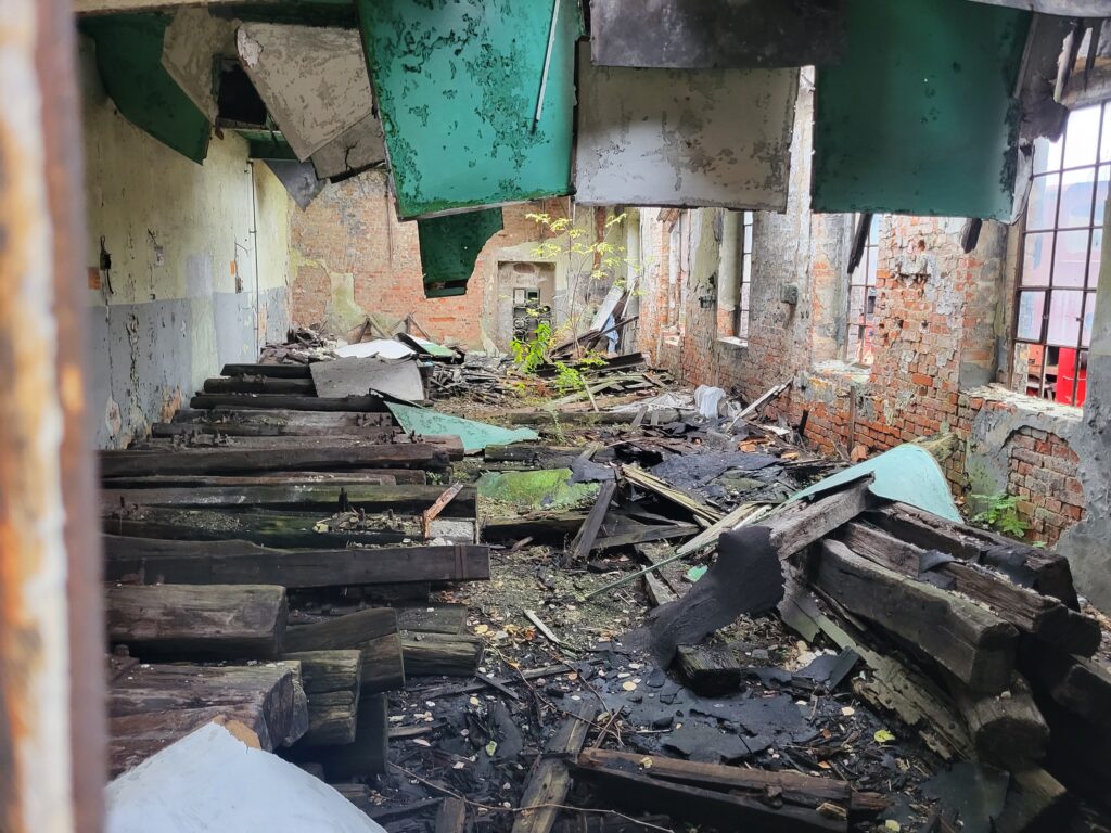 Opuszczone budynki i schron przeciwlotniczy z II Wojny światowej w Skansenie Kolejowym w Pyskowicach