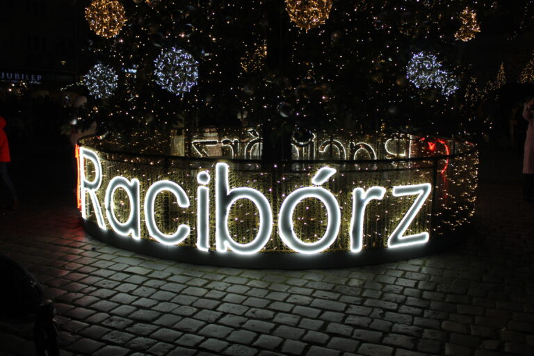Jarmark bożonarodzeniowy świąteczny w Raciborzu na rynku 2025 - Vlog podróżniczy Steina