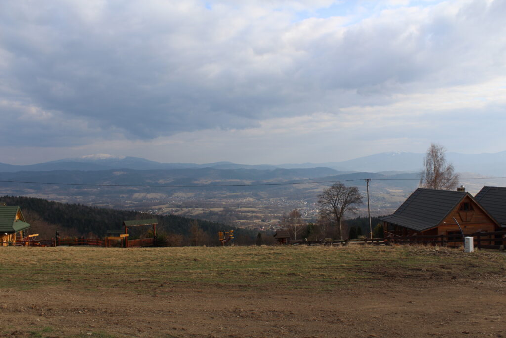 Wieża widokowa na szlaku na Łysinę - Vlog podróżniczy Steina