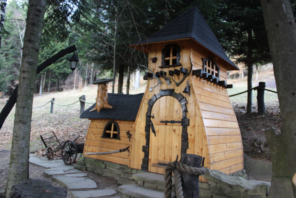 Wioska smerfów i wzgórze Gargamela na szlaku na Łysinę - Vlog Steina