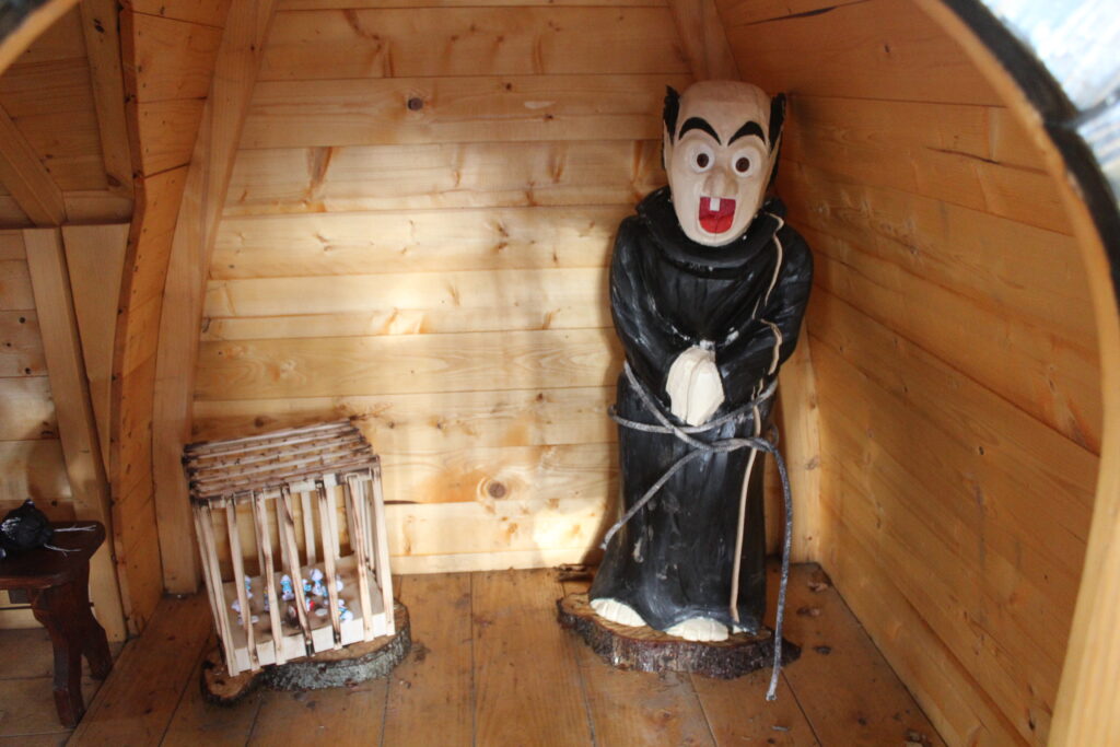 Wioska smerfów i wzgórze Gargamela na szlaku na Łysinę - Vlog Steina