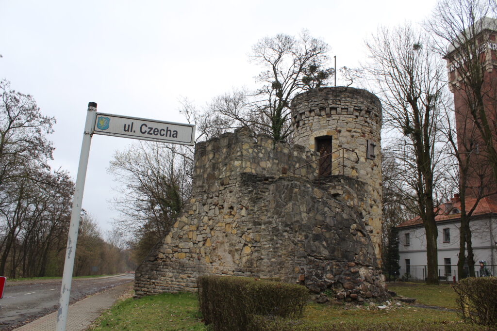 Sztuczne ruiny zamku w Krapkowicach - Vlog podróżniczy Steina
