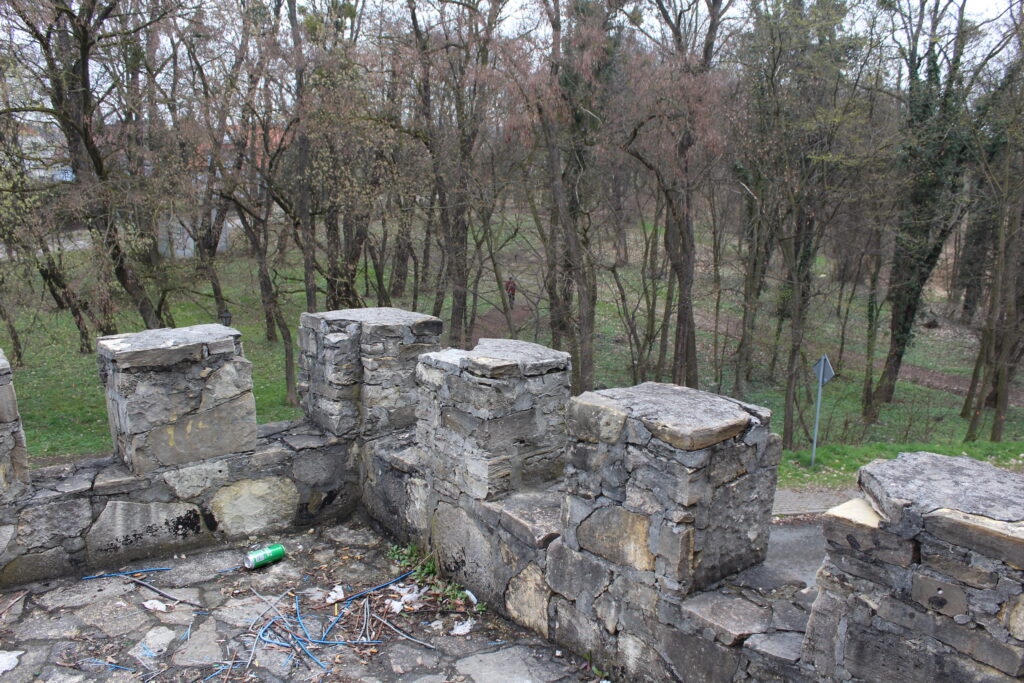 Sztuczne ruiny zamku w Krapkowicach - Vlog podróżniczy Steina