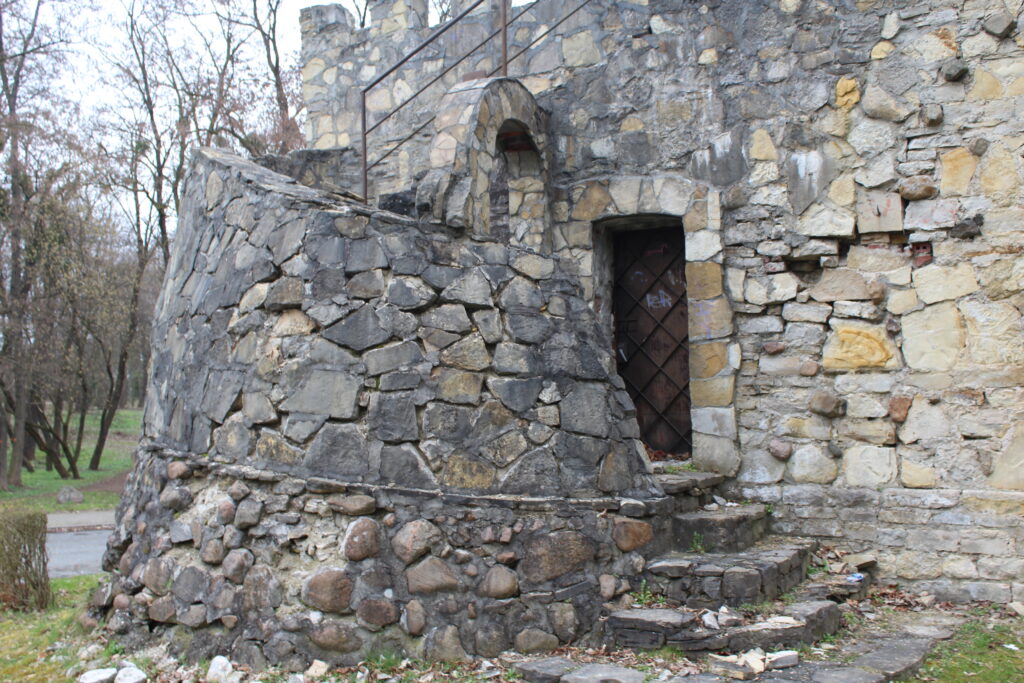 Sztuczne ruiny zamku w Krapkowicach - Vlog podróżniczy Steina