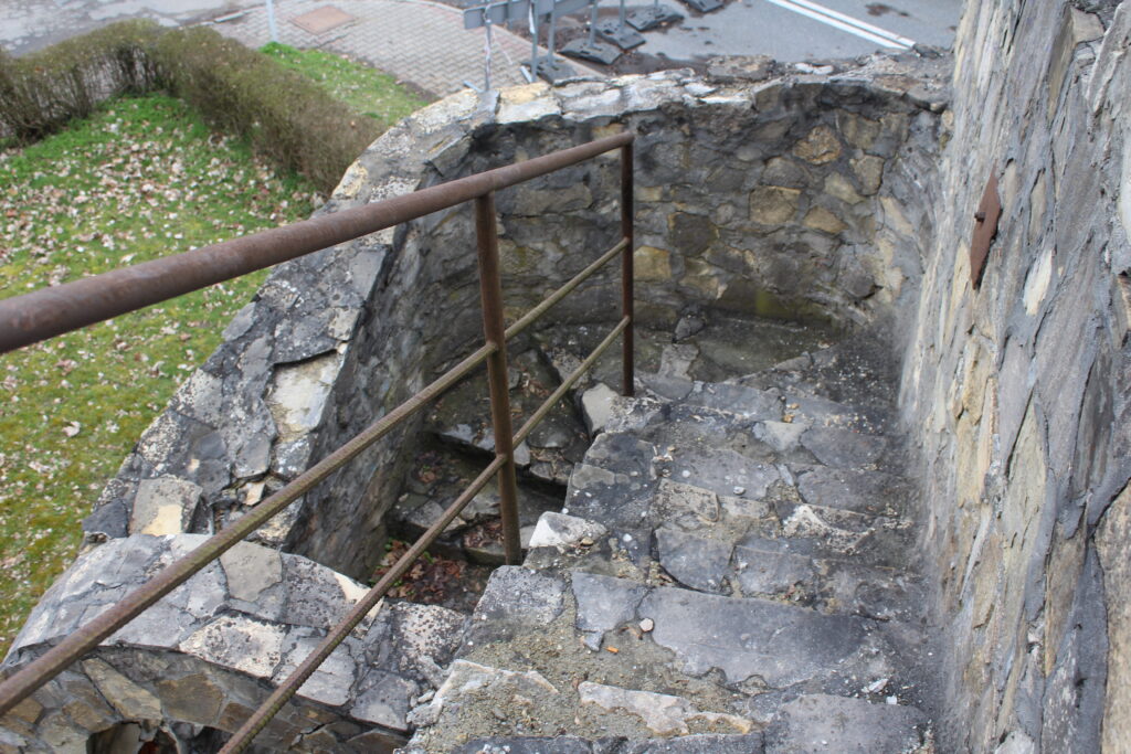 Sztuczne ruiny zamku w Krapkowicach - Vlog podróżniczy Steina