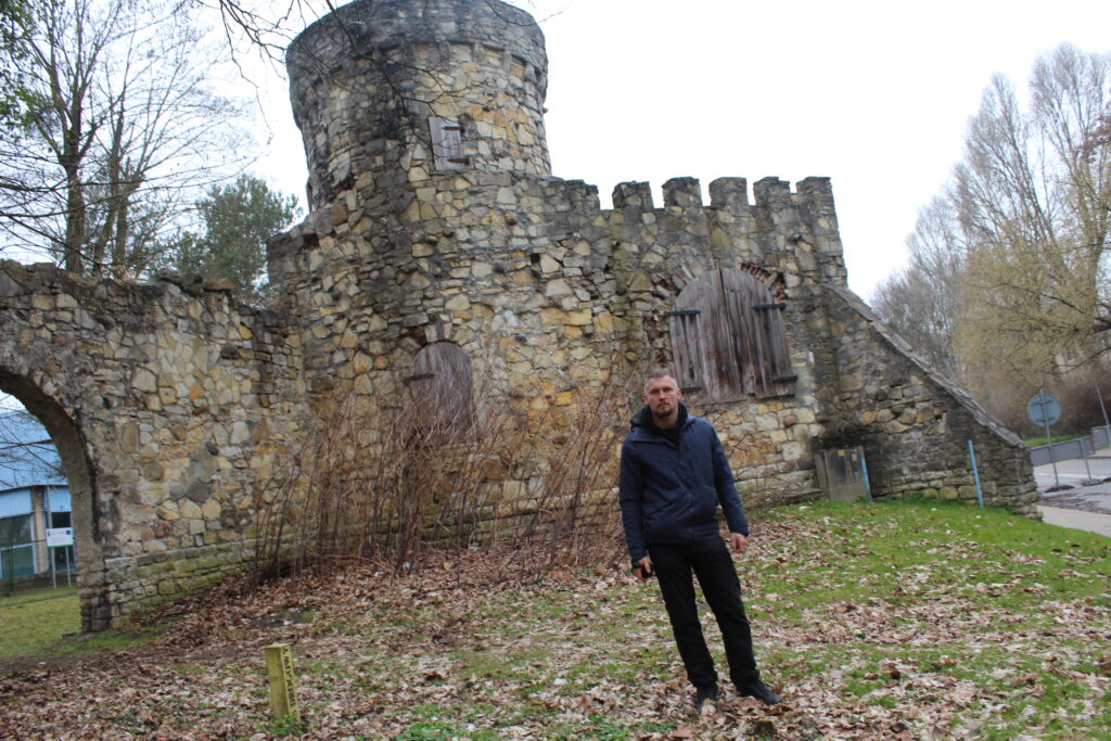 Sztuczne ruiny zamku w Krapkowicach - Vlog podróżniczy Steina
