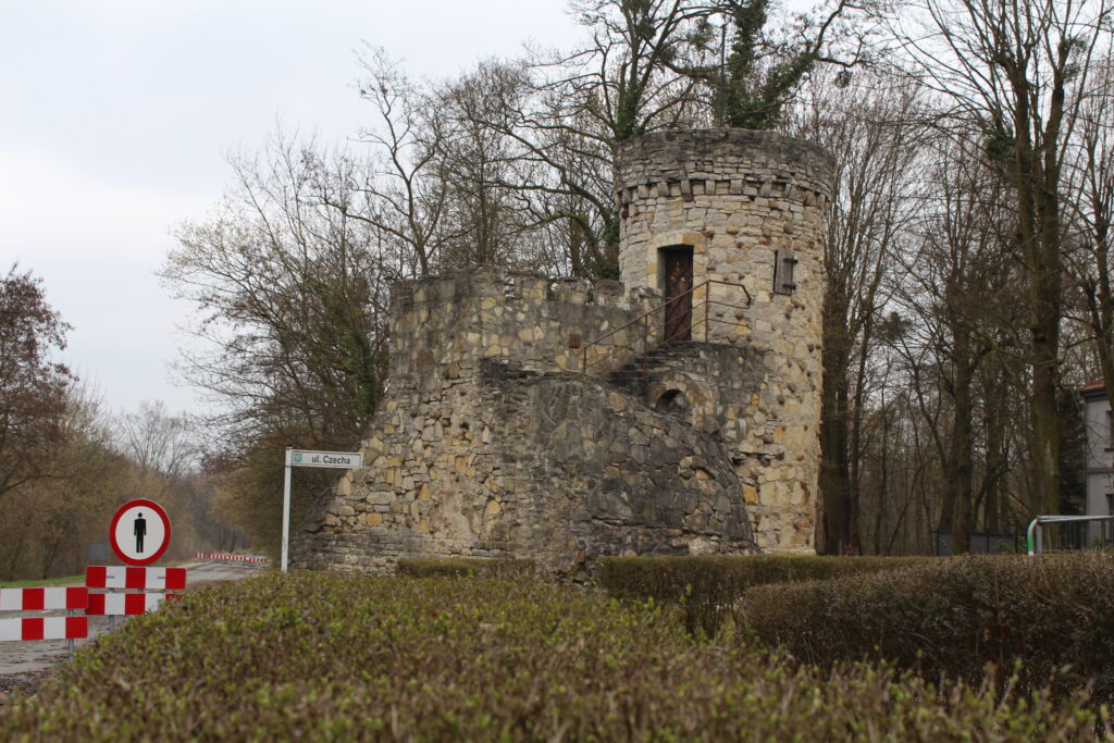 Sztuczne ruiny zamku w Krapkowicach - Vlog podróżniczy Steina