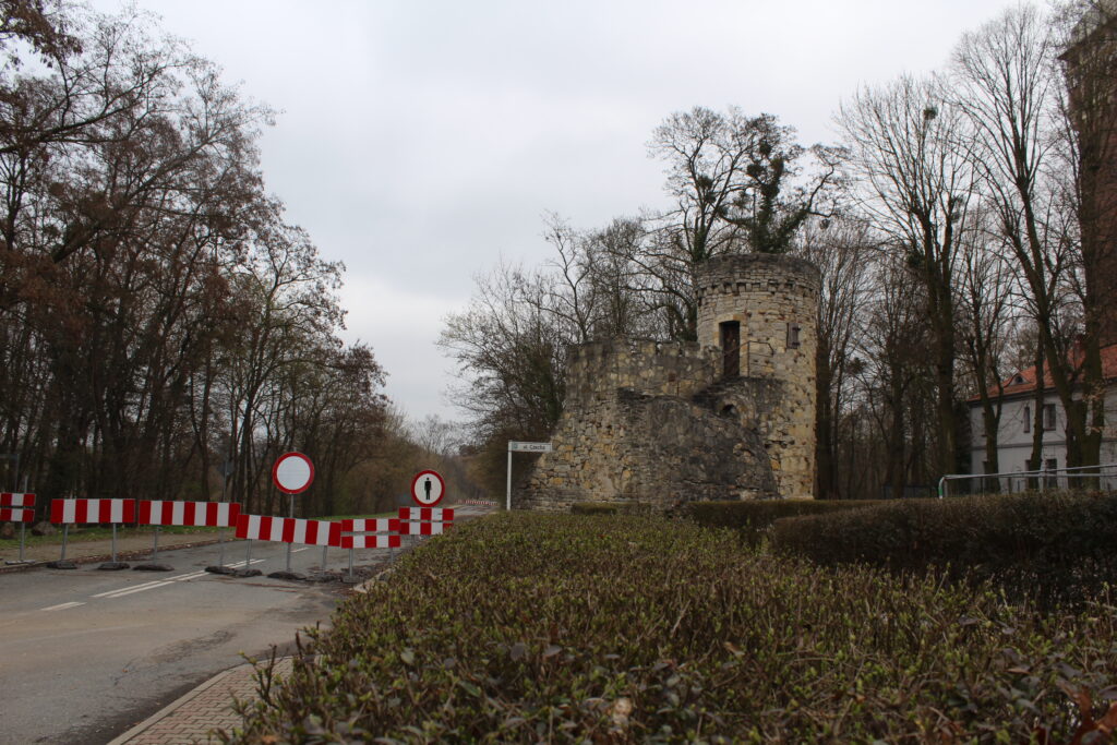 Sztuczne ruiny zamku w Krapkowicach - Vlog podróżniczy Steina