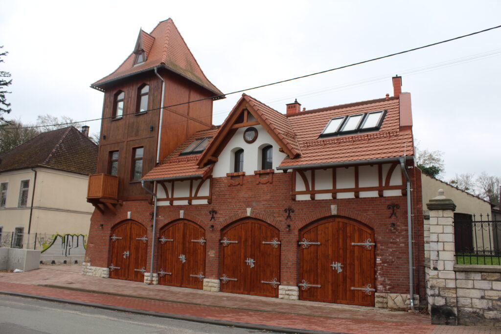 zabytkowa 100letnia remiza strażacka w Krapkowicach - Vlog podróżniczy Steina