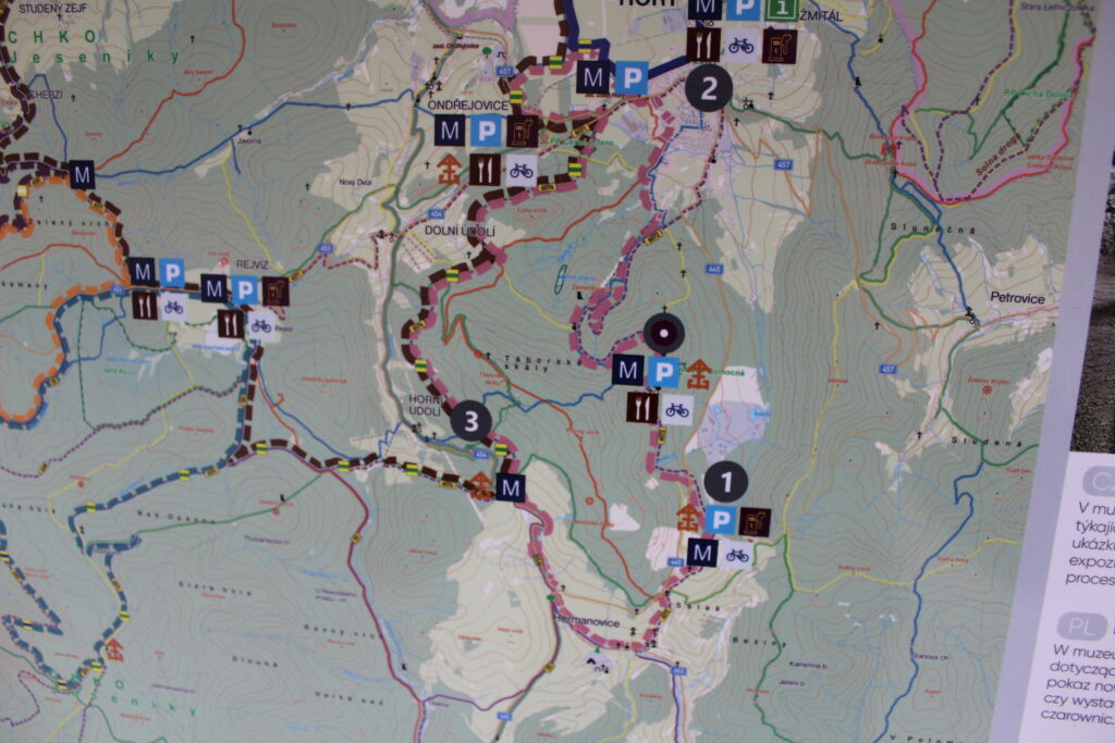 Szlag górski na Pricny Vrch najwyższy szczyt gór opawskich. Taborskie skały, Hornicke skały